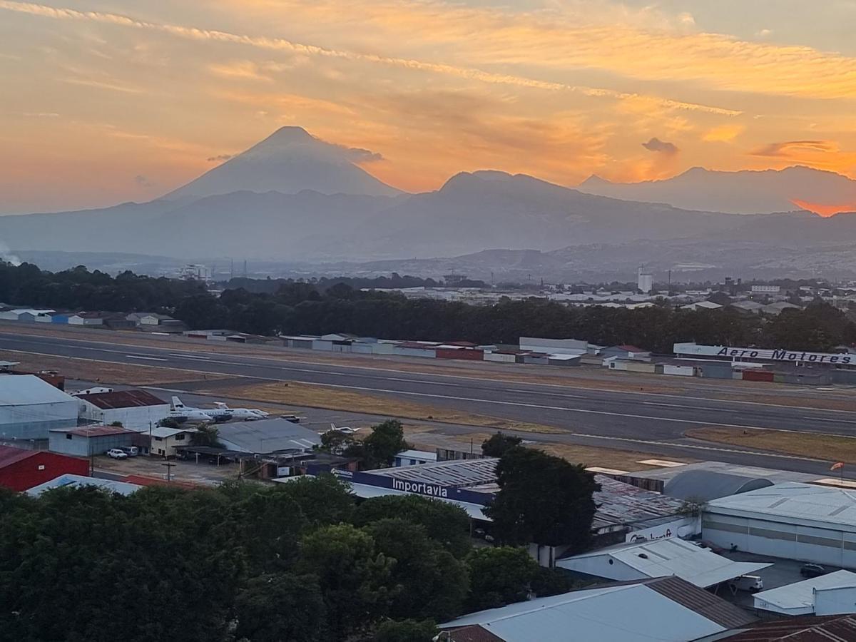 Amazing Volcano Views In Front Of Airport Ciudad de Guatemala Exteriér fotografie