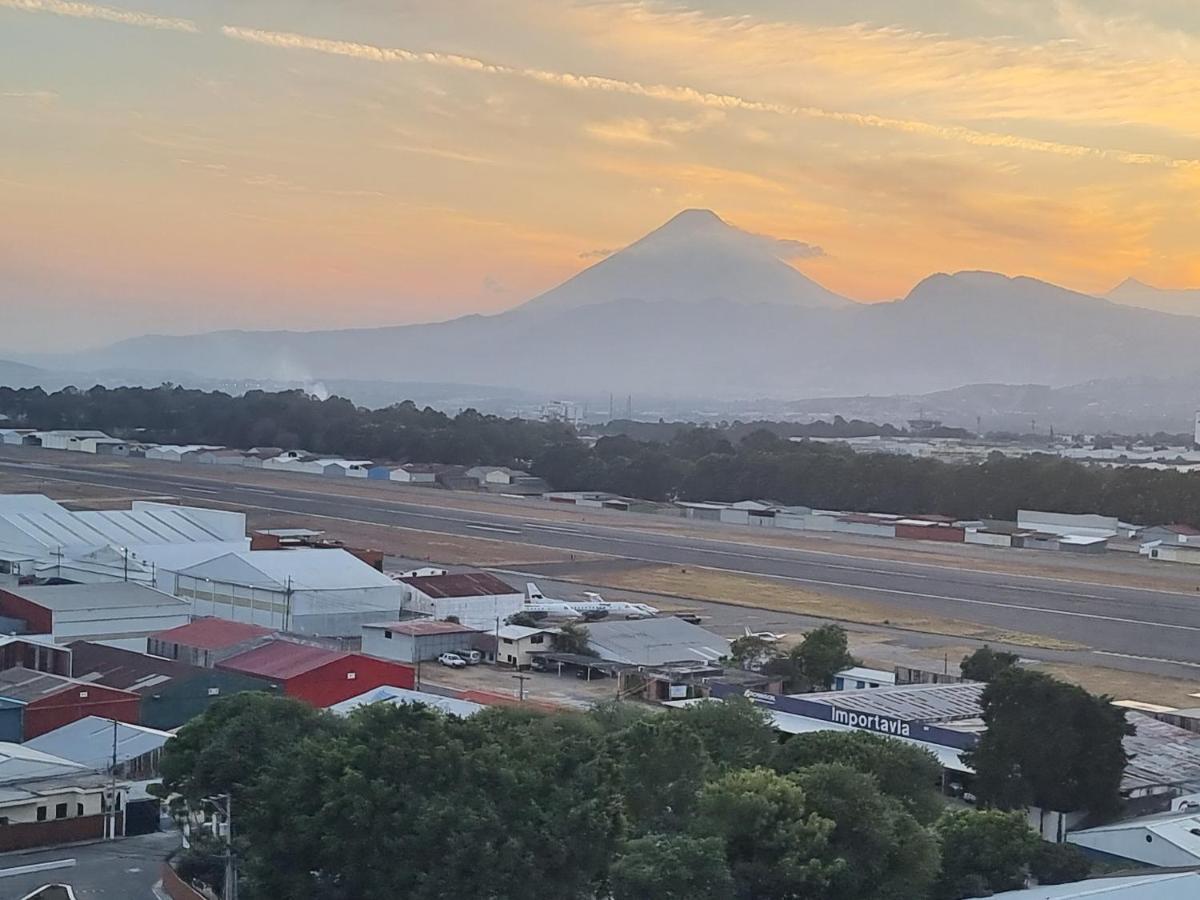 Amazing Volcano Views In Front Of Airport Ciudad de Guatemala Exteriér fotografie