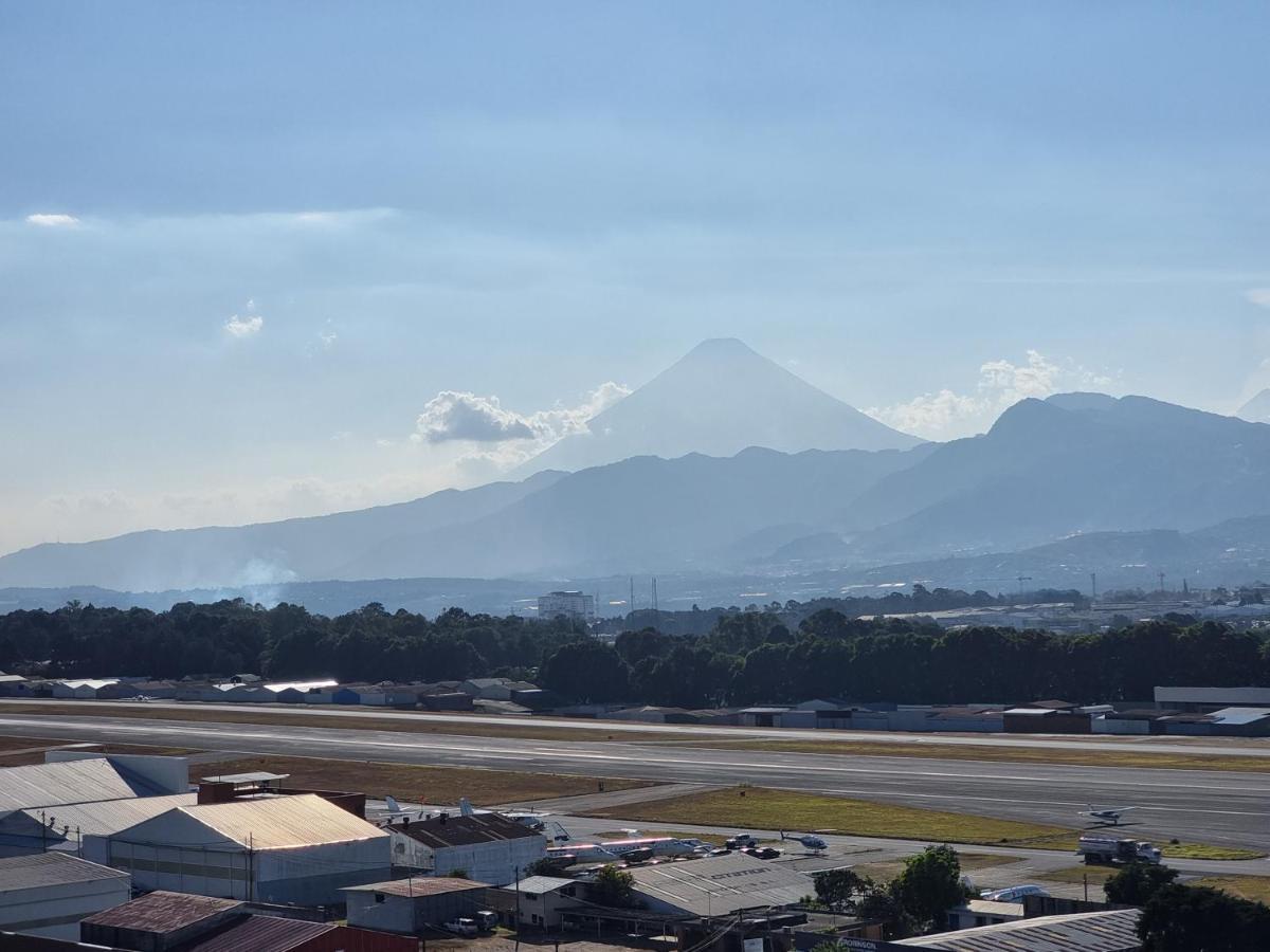 Amazing Volcano Views In Front Of Airport Ciudad de Guatemala Exteriér fotografie