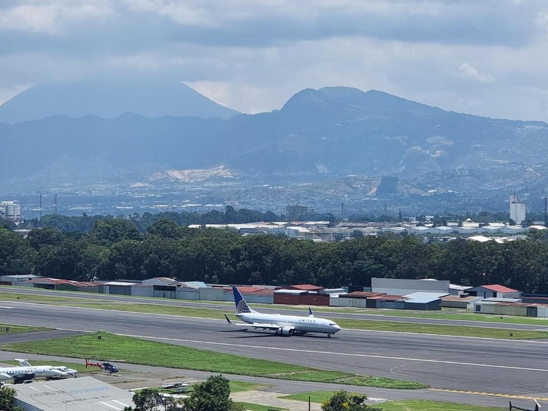 Amazing Volcano Views In Front Of Airport Ciudad de Guatemala Exteriér fotografie