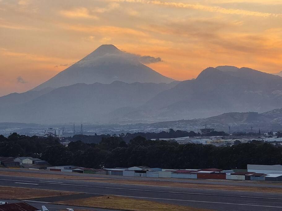 Amazing Volcano Views In Front Of Airport Ciudad de Guatemala Exteriér fotografie