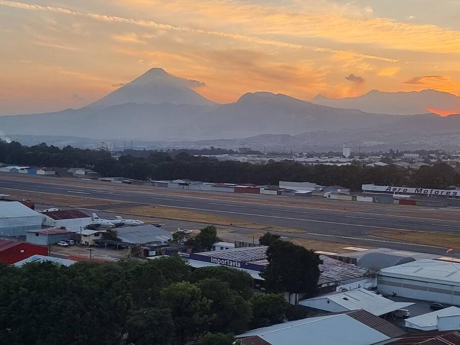 Amazing Volcano Views In Front Of Airport Ciudad de Guatemala Exteriér fotografie