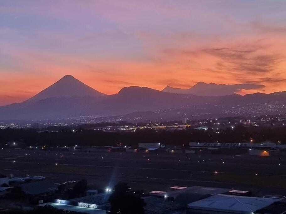 Amazing Volcano Views In Front Of Airport Ciudad de Guatemala Exteriér fotografie