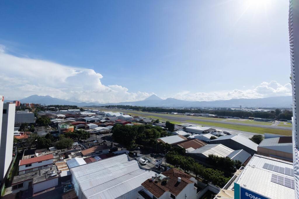 Amazing Volcano Views In Front Of Airport Ciudad de Guatemala Exteriér fotografie