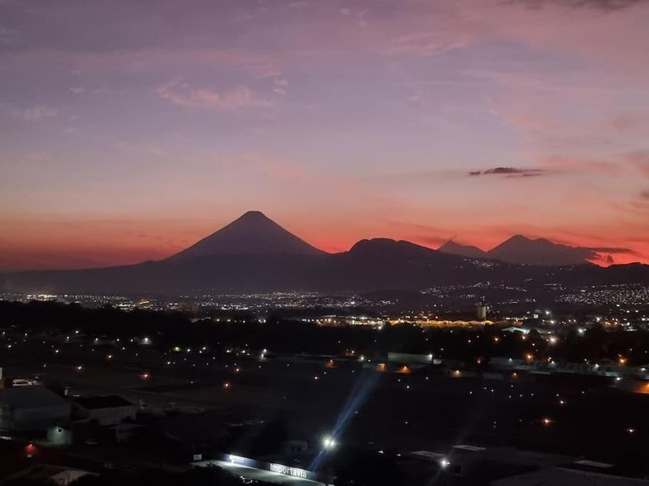 Amazing Volcano Views In Front Of Airport Ciudad de Guatemala Exteriér fotografie